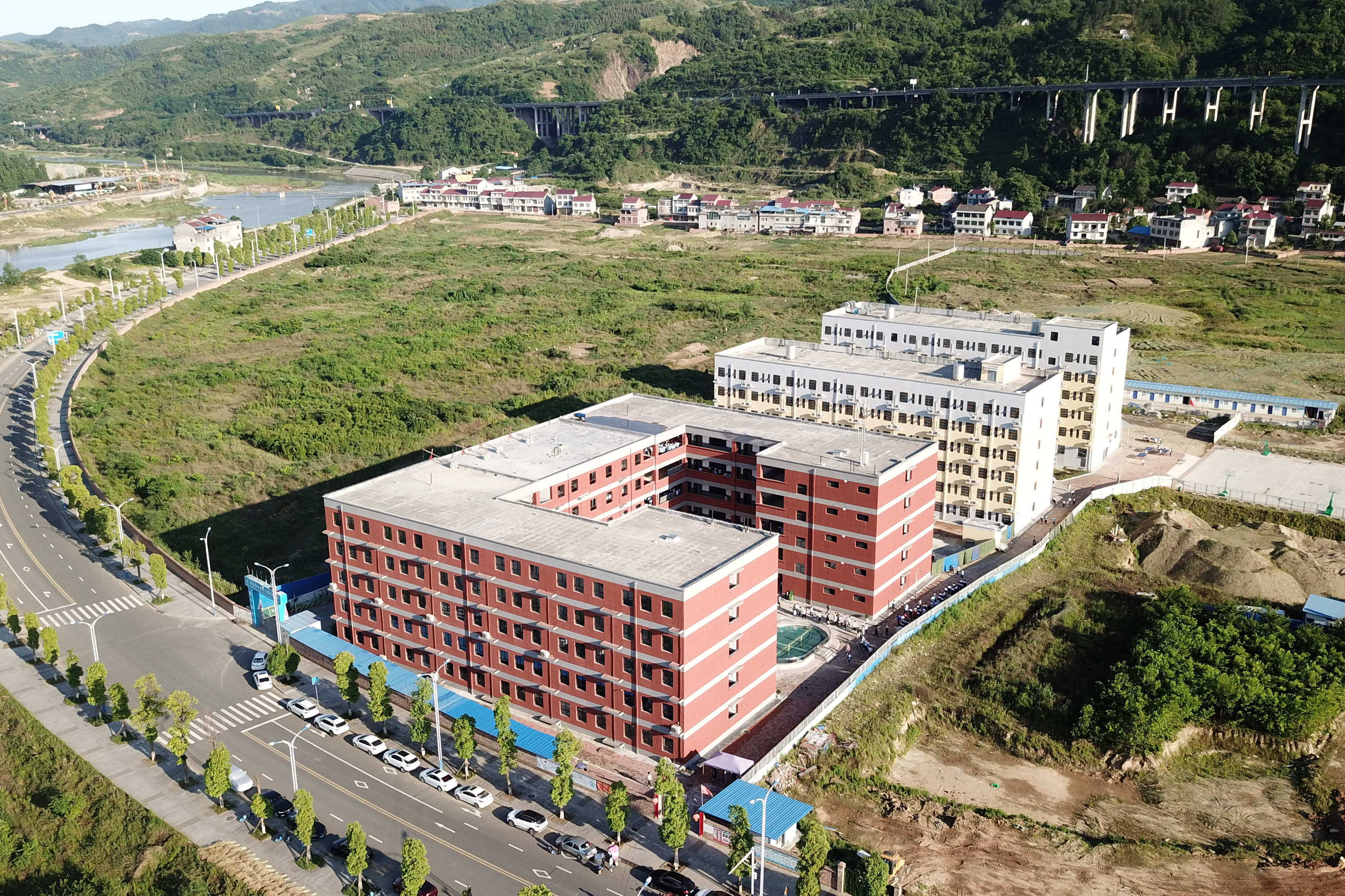 鸿志初级中学 /b>是2004年经 a target="_blank" href="/item/安康市