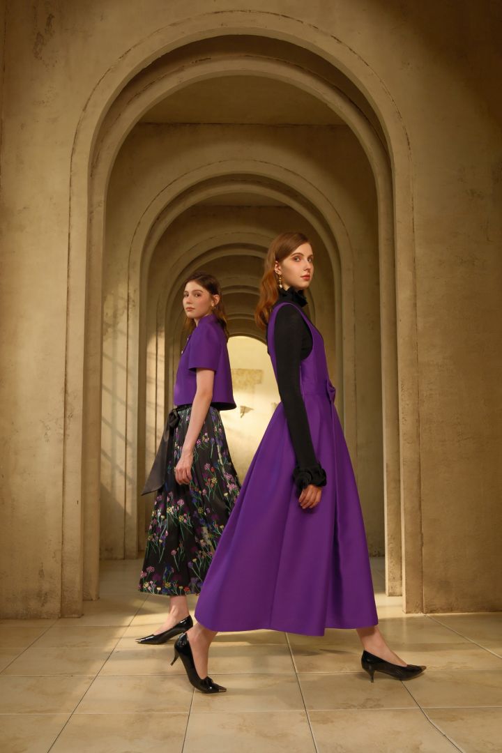 data-id="t45yx4ftnmjk">安娜凯瑟莉anna caselli是一家高级时尚女装