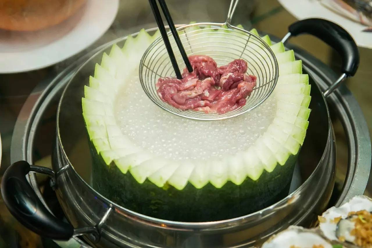  p>冬瓜盅火锅有利尿消肿,减肥,清热解暑的功效. /p>