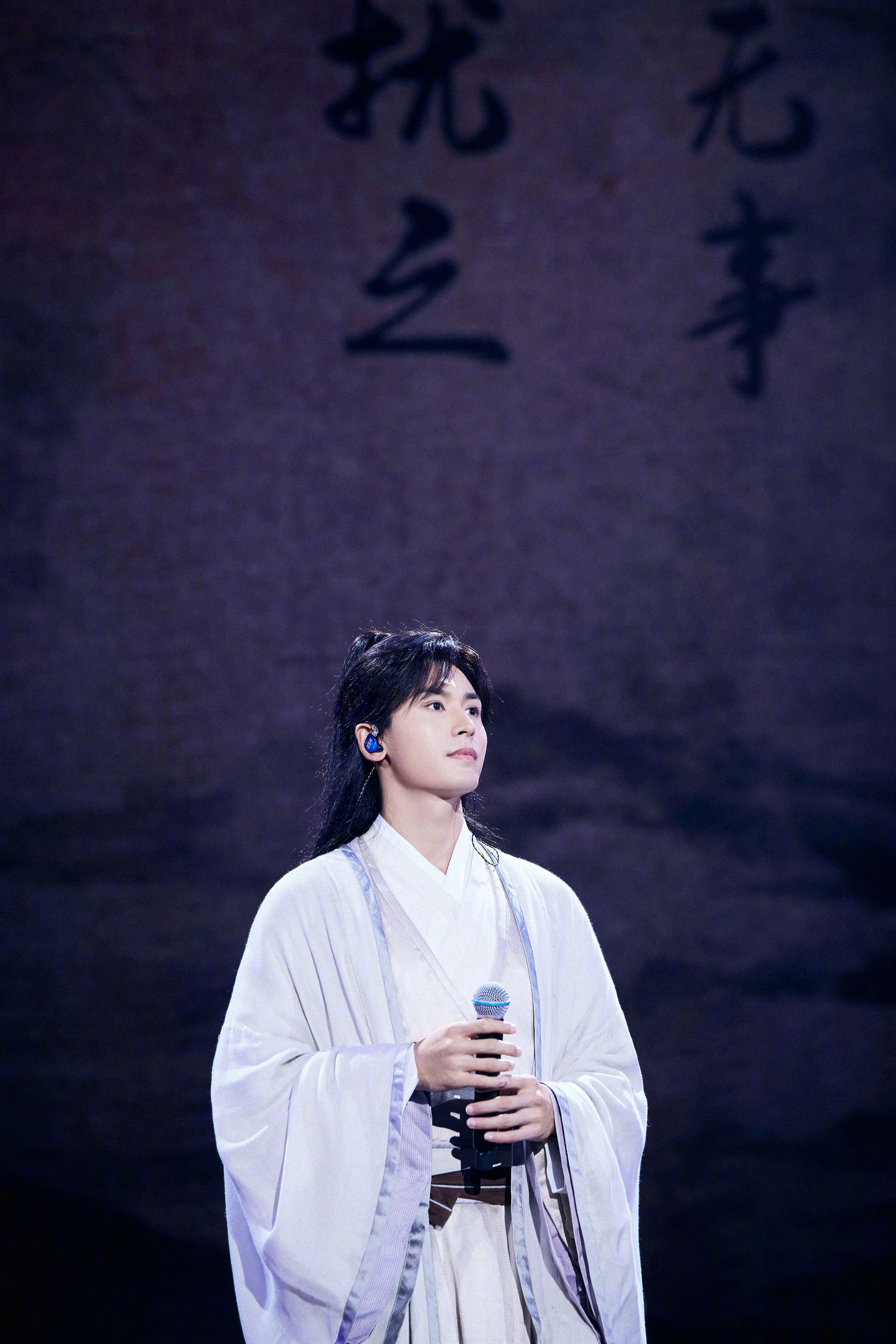  p>张哲瀚,1991年5月11日出生于江西省新余市,中国内地影视男演员