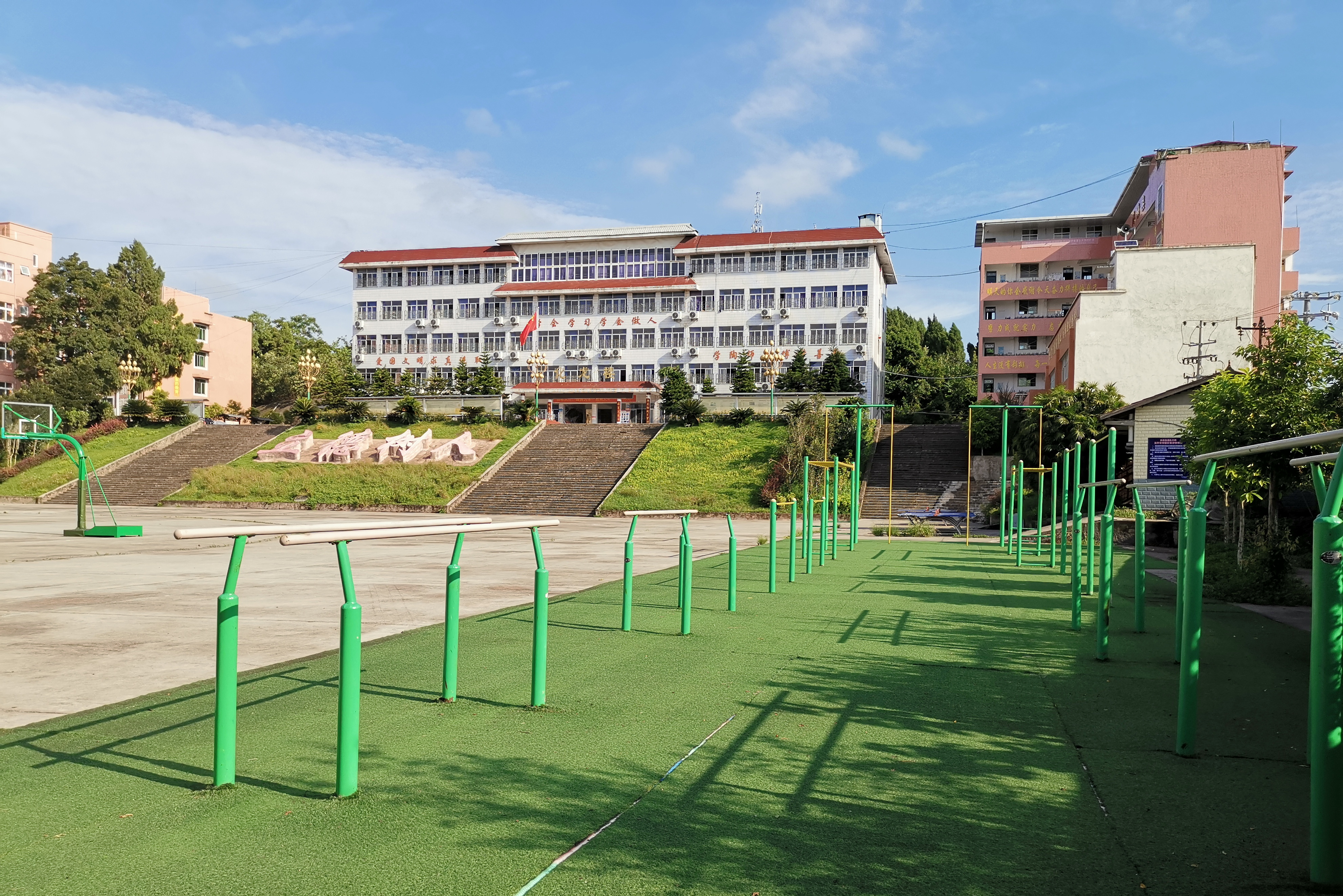  p>四川省安岳县周礼中学位于周礼场镇西北角,距老场镇三华里.