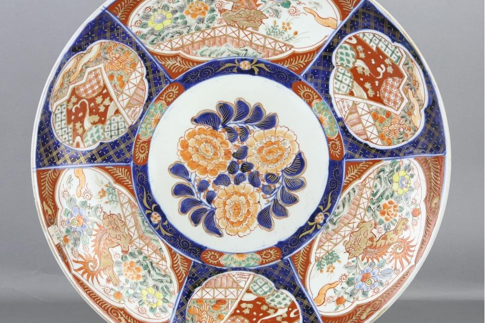 有田烧山德款五彩描金瑞兽花卉纹盘是重庆中国三峡博物馆收藏的瓷器