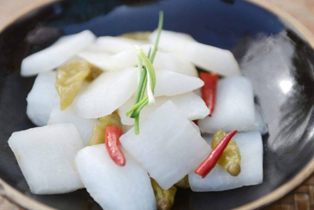  p>凉拌白萝卜是一道菜品,主料是白萝卜,配料是香菜,红椒等,调料为