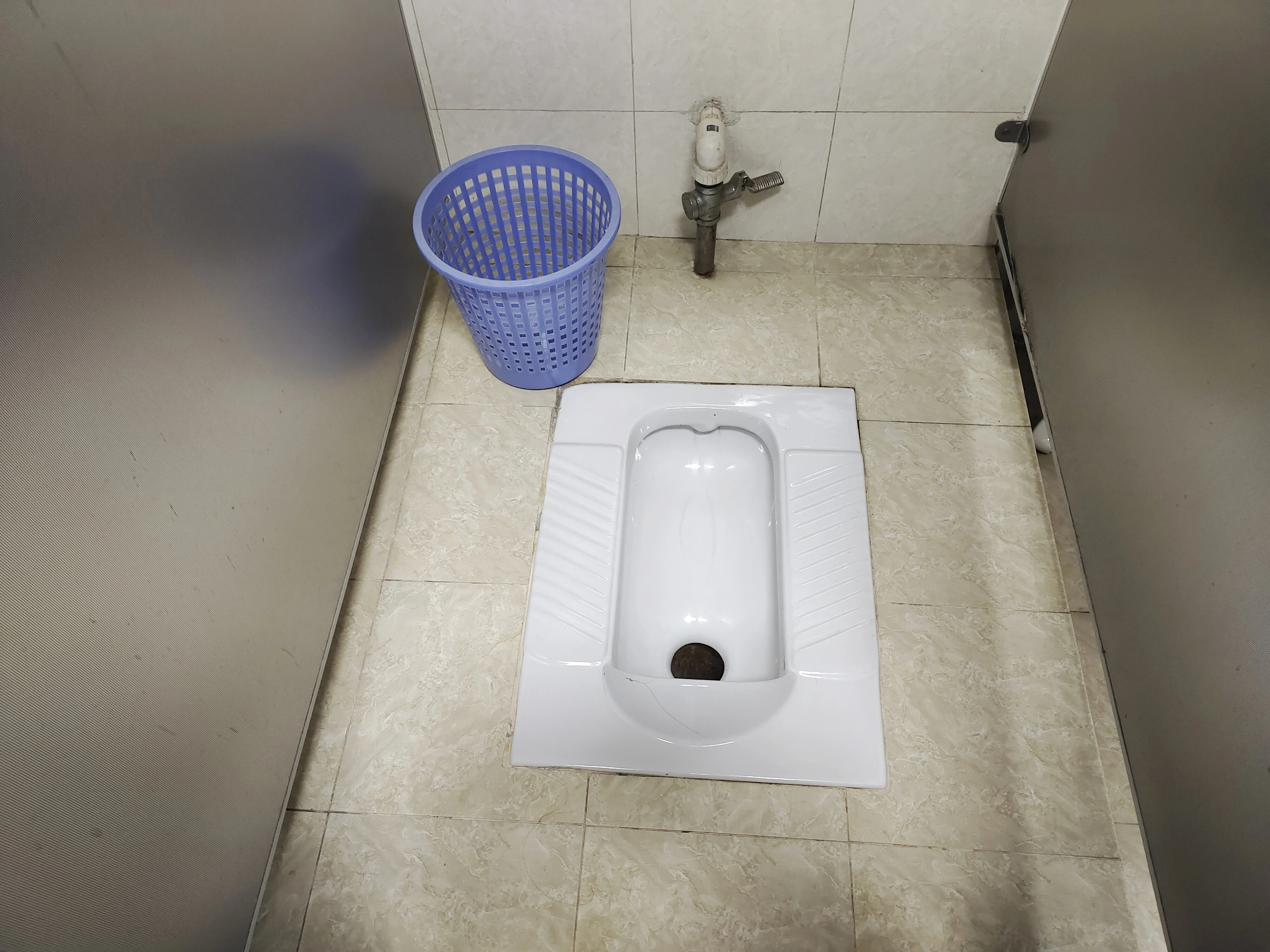 蹲便器是指使用时以人体取蹲式为特点的<a