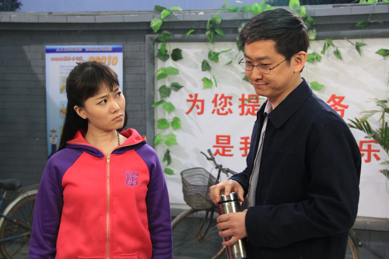 情景喜剧形式,展现了北京后海附近的一条胡同——后街头条胡同居委会