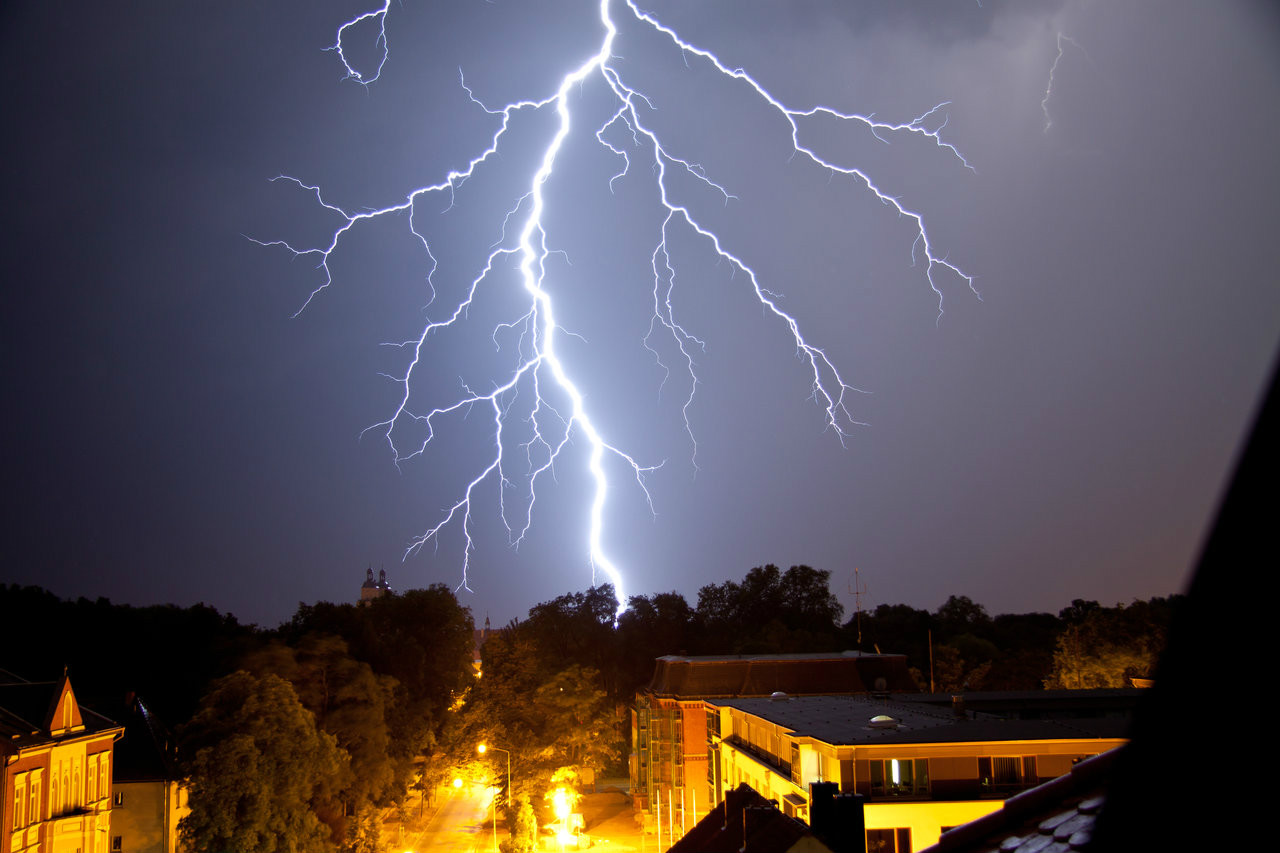  p>雷暴(thunderstorms)是 a target="_blank" href="/item/热带