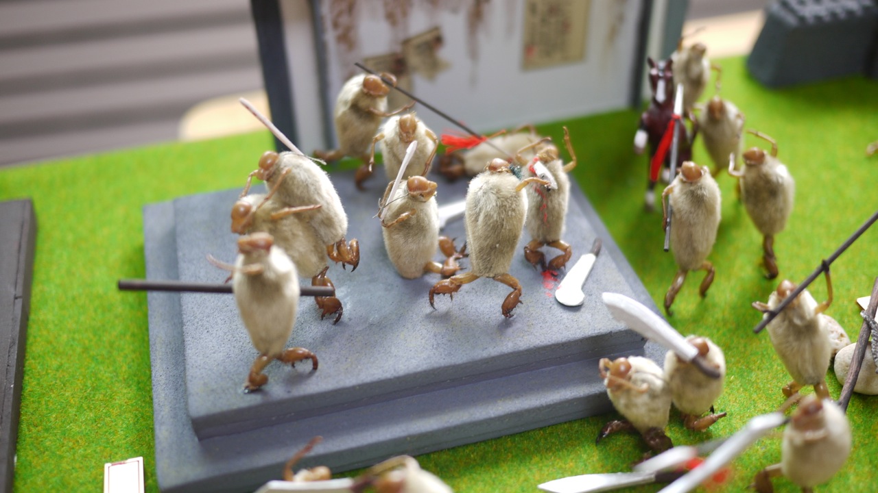 昆塑"中吸取传统手工艺术融合现代表现手法,自创的新派毛猴艺术的品牌