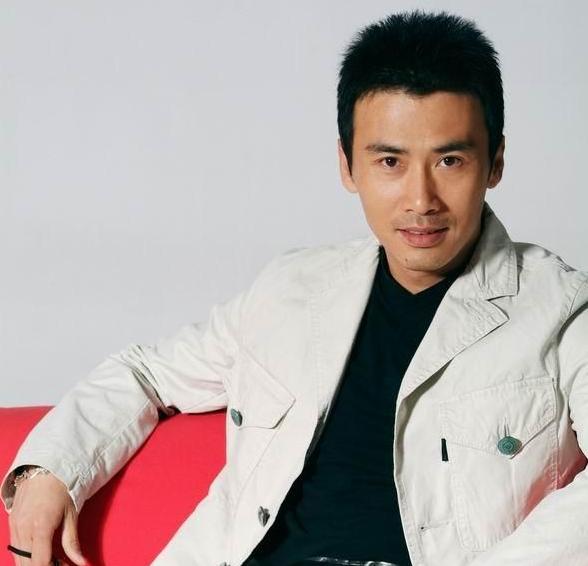 小哲操刀并作曲,柳云龙作词并演唱的歌曲,是电视剧《公安局长》主题歌