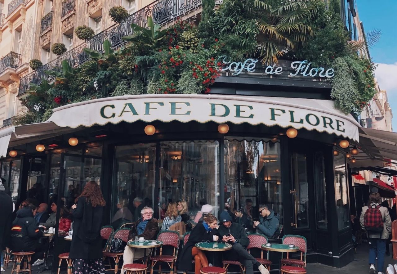 花神咖啡(cafe de flore),是一家咖啡厅,位于巴黎第六区圣日耳曼大街