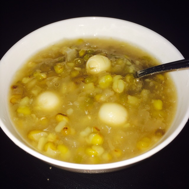  p>莲子绿豆糖水是一道简单的家常饮品,主料是莲子,绿豆,白果. /p>