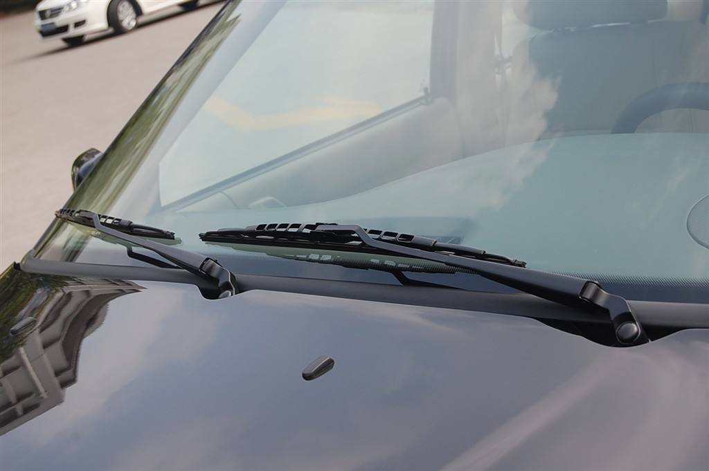  p>雨刮器结点即雨刷与车盖的连接处. /p>