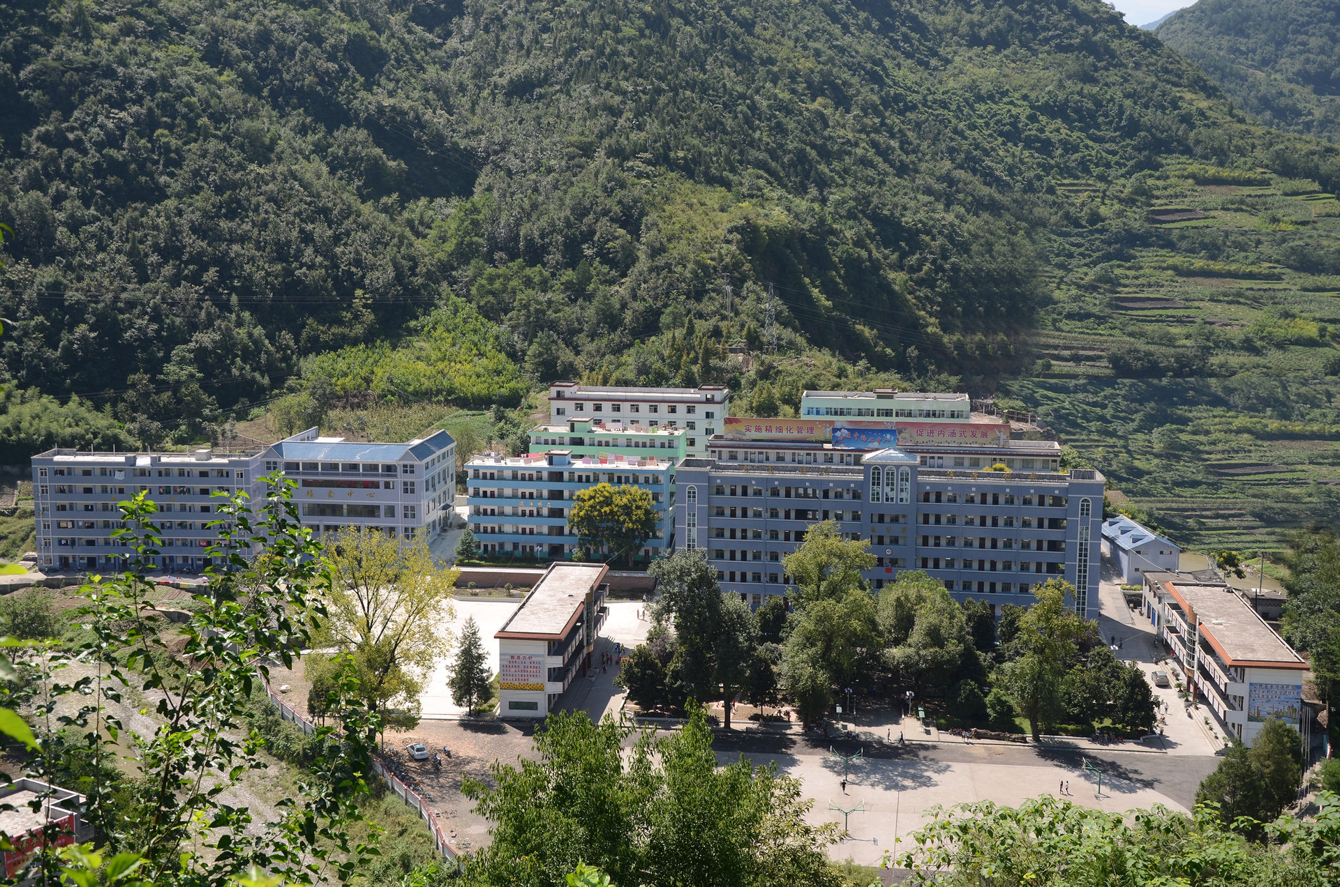  p>白河县第二中学,简称白河二中,是一所有50余年办学历史的学校.