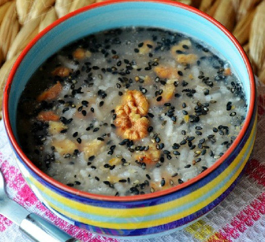 核桃仁黑芝麻粥的食材有:核桃仁,黑芝麻,大枣,糯米