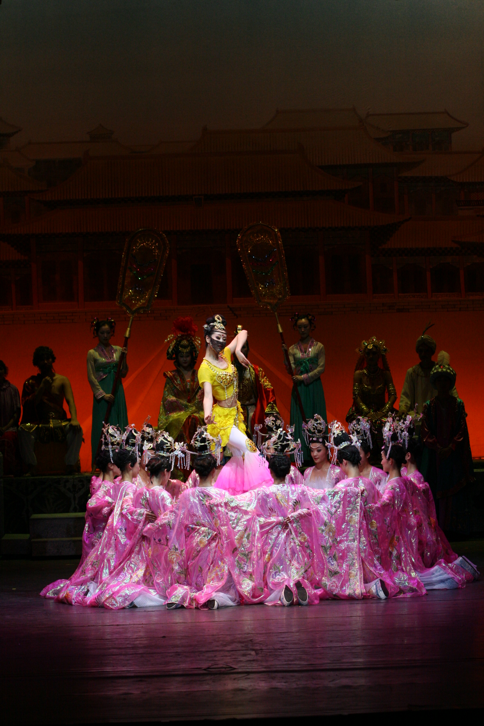  p>《丝路花雨》是中国自1979年起首演的大型民族舞剧,由《丝路花雨》