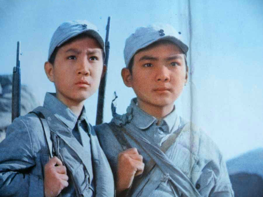 该片讲述了抗日战争时期两个小八路