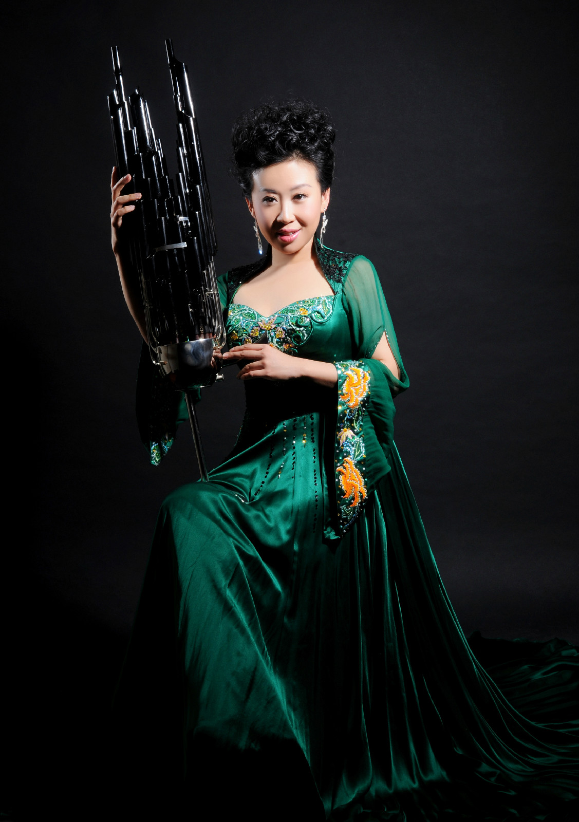 中国歌剧舞剧院民族管弦乐团笙独奏演员,国家一级演奏员.