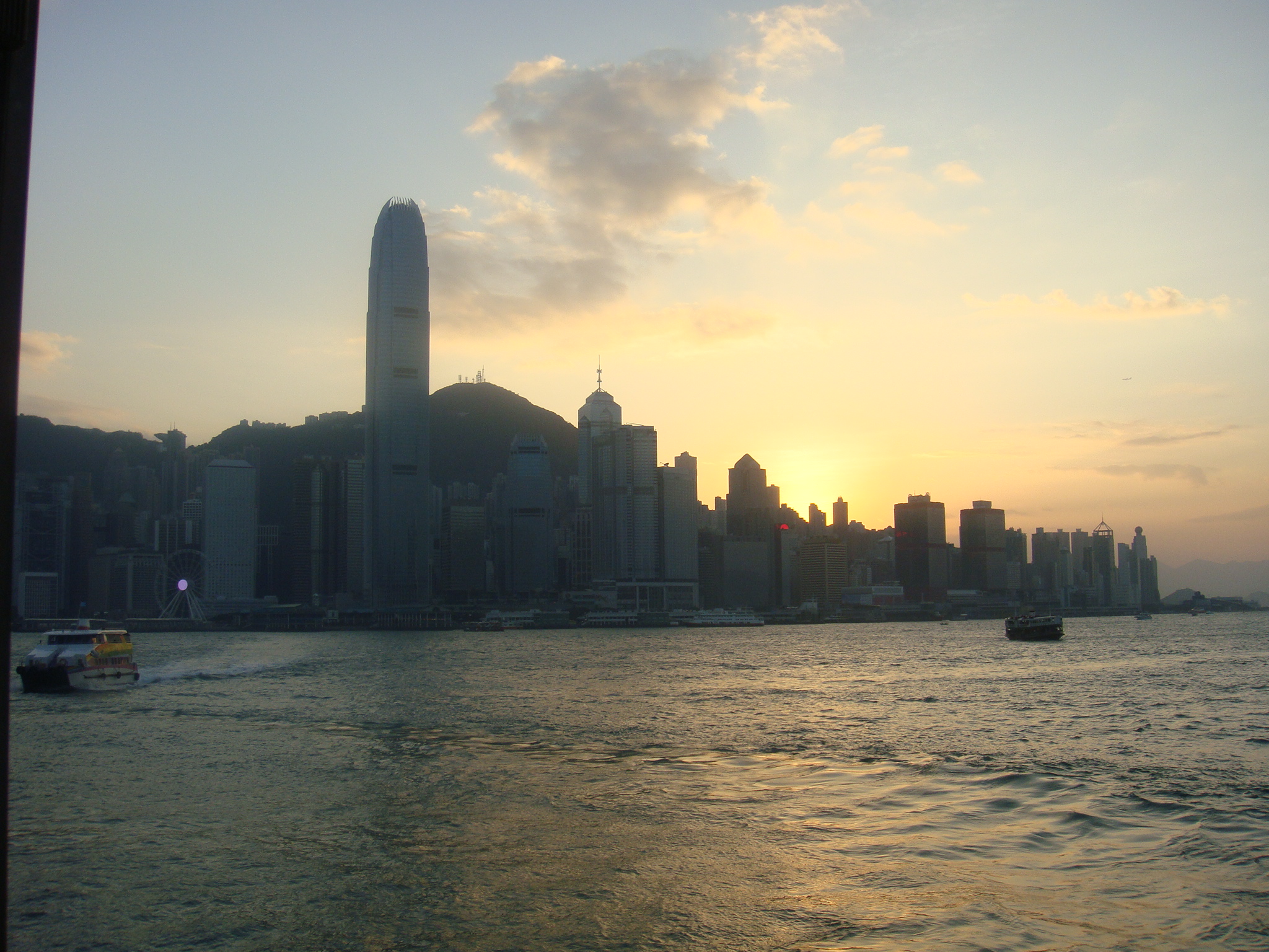  p>维多利亚港(英语:victoria harbour)简称维港,是位于 a target="