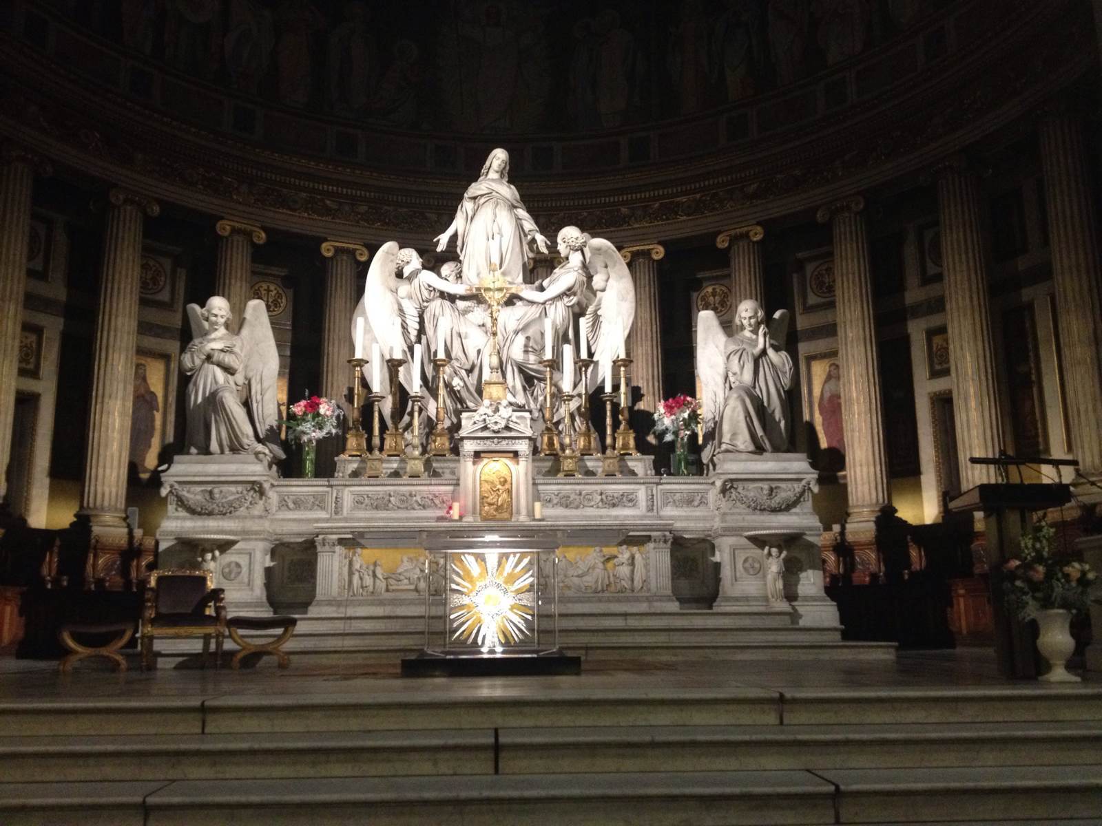  p>玛德莲教堂(la madeleine)位于巴黎8条主要大道交会处的玛德莲广场