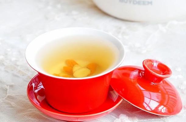  p>黄芪红枣茶顾名思义就是黄芪,红枣这两种材料制成的茶,适合女性