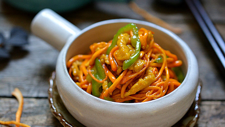  p>虫草花炒肉香甜味道鲜香,是下饭的佳肴,并且制作方法简单,容易上手