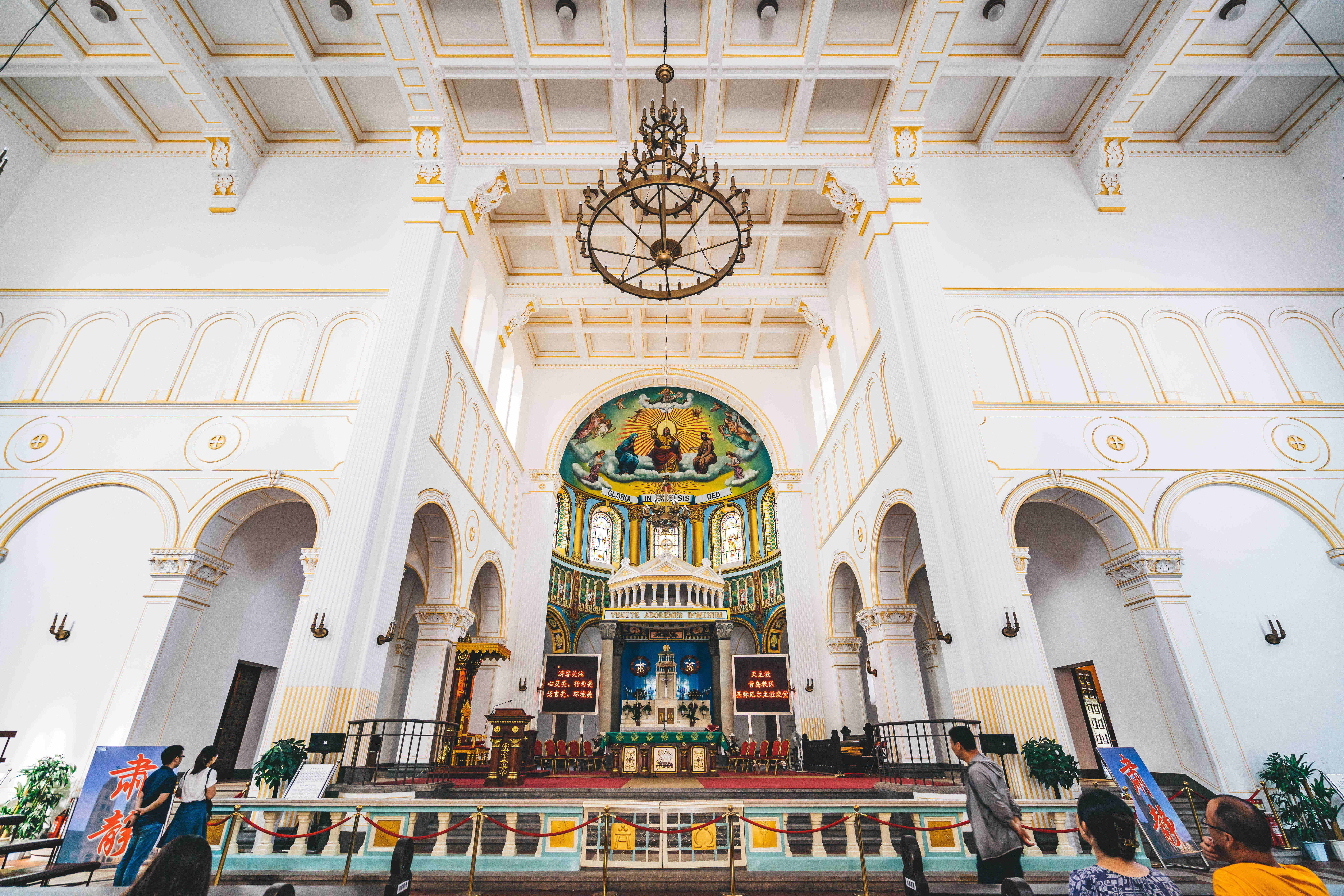 圣弥厄尔大教堂于1932年破土动工,由德国设计师毕娄哈依据哥特式和 a