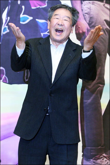  p>崔佛岩(         )本名崔英汉(         ),1940年6月15日出生.