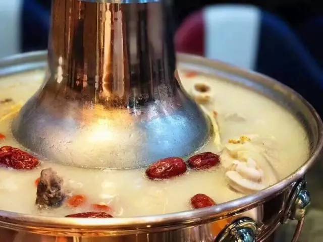  p data-id="go1hott8en">原料:鲫鱼800克,猪瘦肉,豆腐,粉丝和莴笋叶