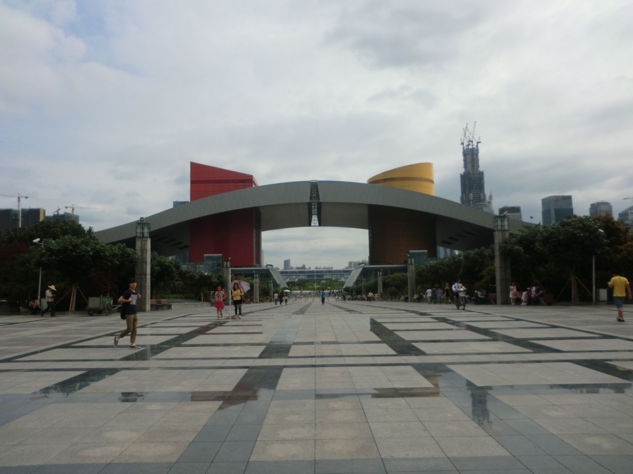  p>位于市民中心与深南路之间,深圳市最重要的城市广场——市民广场