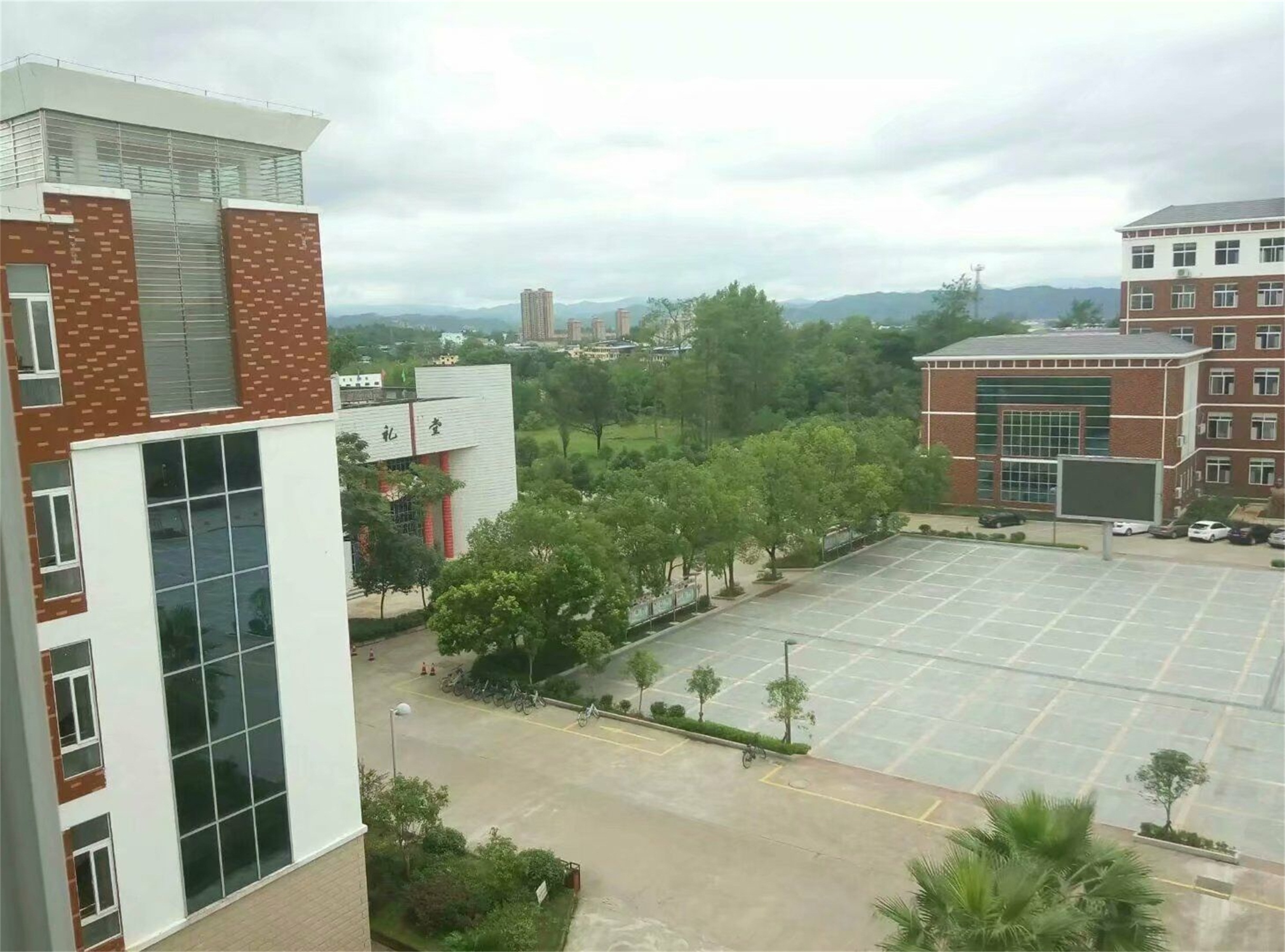  p>瑞金第一中学,是一所历史悠久,颇有影响的 b>江西省首批优秀重点