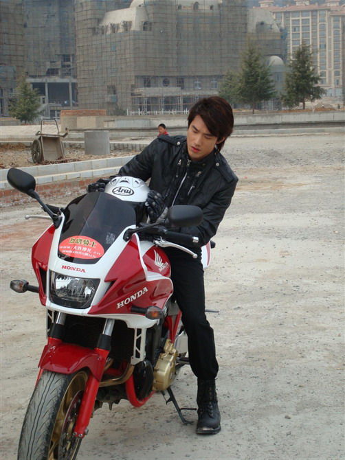  p>《铠甲勇士》是由 a target="_blank" href="/item/郑国伟