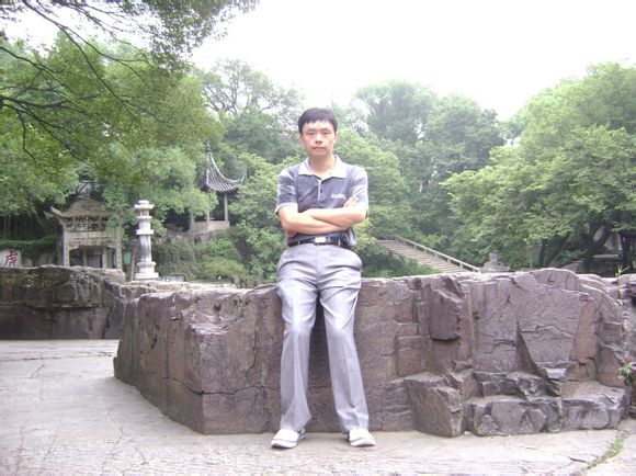  p>本名郑晖,男,江西鹰潭人,痴于写作,读书和围棋,故名"三痴".