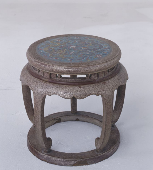  p>明黑漆撒螺钿珐琅面双龙戏珠纹圆凳是明代的圆凳. /p>