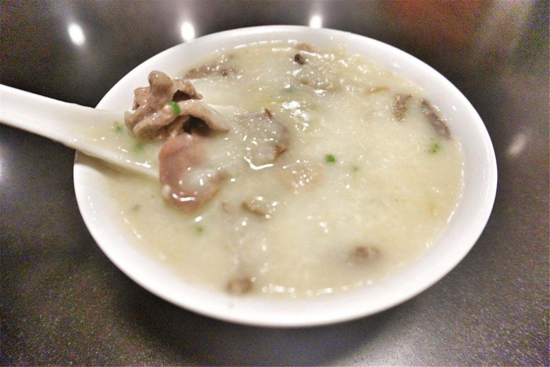  p>状元及第粥是广东省广州市的一道特色小吃,属于粤菜系,该菜品起