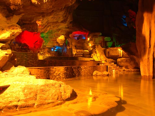  p>英德奇洞温泉(原溶洞温泉)度假区是一座以自然生态景观为主题,是集