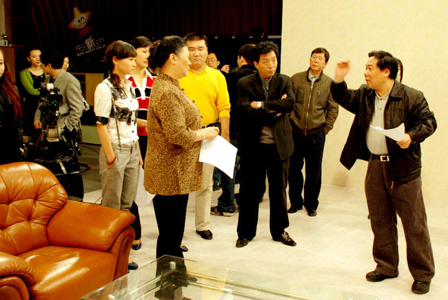  p>《厝边头尾》是由汕头电视台摄制出品,以潮汕话为主要语言的当代