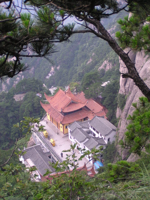  p>中九华寺,又名五峰禅院,系南北朝时宗本僧修建.