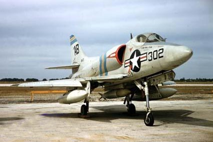  p>a-4攻击机(英语:douglas a-4 skyhawk,绰号:"天鹰"),是20世纪50