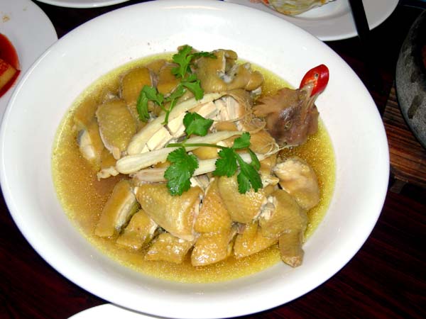  p>三黄鸡汤是一道浙江省的特色传统名菜,属于浙菜系.