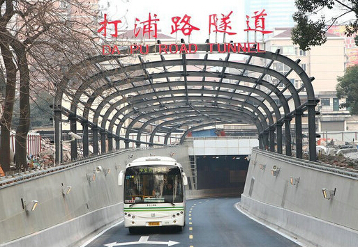  p data-id="gnbk13n4js">打浦路隧道,位于中国上海市区南部黄浦江江