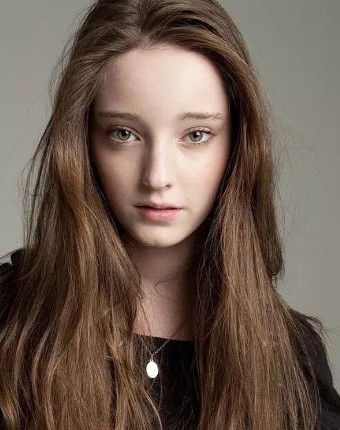  p>艾玛·杜蒙特 i>(emma dumont) /i>,原名艾玛·诺勒·罗伯茨 i>