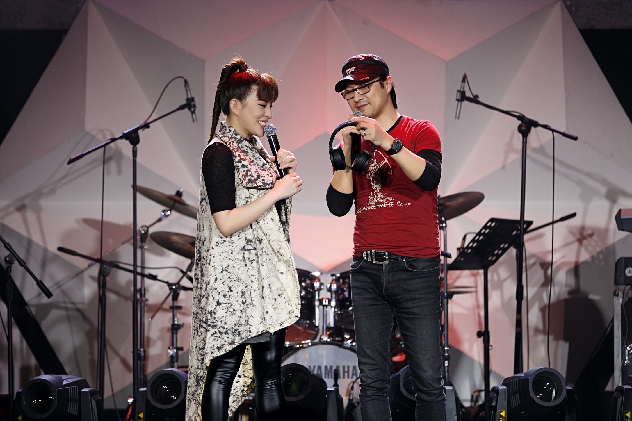  p>李邹珺(贝贝),1987年7月31日出生于湖北省武汉市,中国内地女歌手.