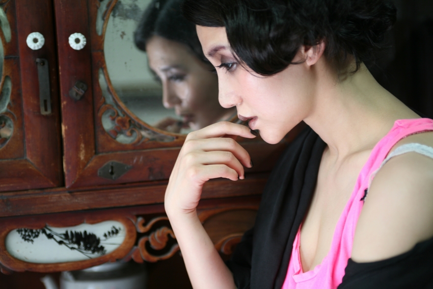  p>阿朵,本名符莹,1980年4月17日出生于湖南省吉首市,中国内地流行女