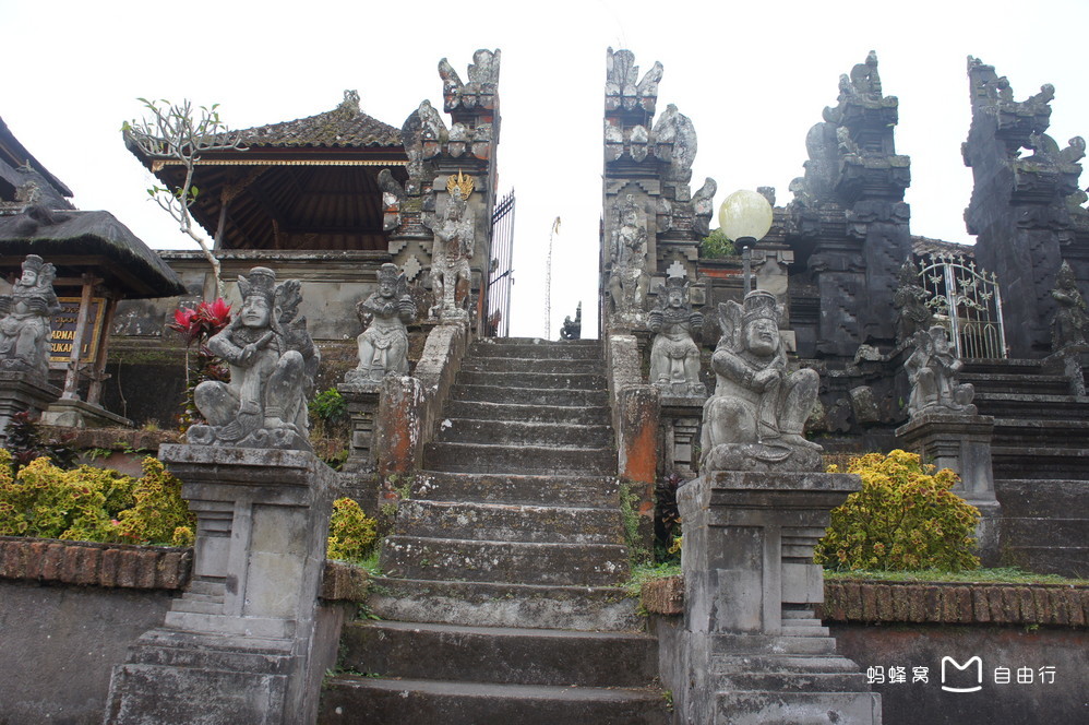 布撒基寺(besakih)位于巴厘岛的东北部,海拔