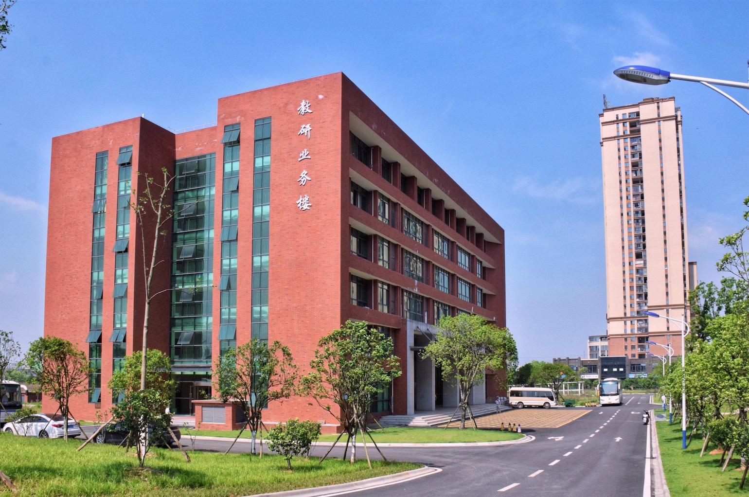 湖南劳动人事职业学院,前身为成立于1982年1月的湖南省劳动局技工学校
