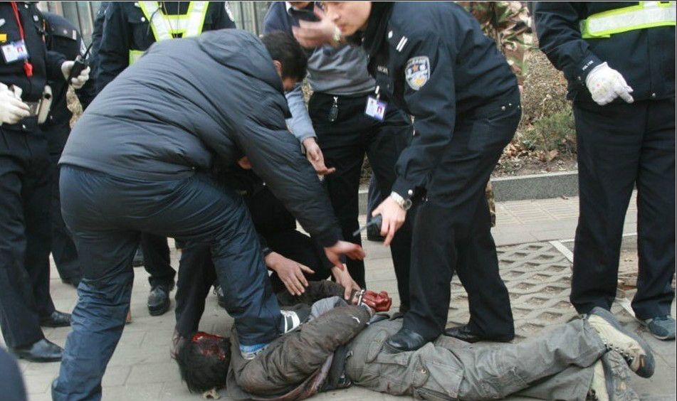  p>2011年1月4日11时20分许,泰安市发生一起持枪杀人案件,截至记者