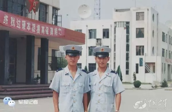  p>"空军双胞胎军官"指王超王越兄弟,1980年,王超王越兄弟出生在辽宁