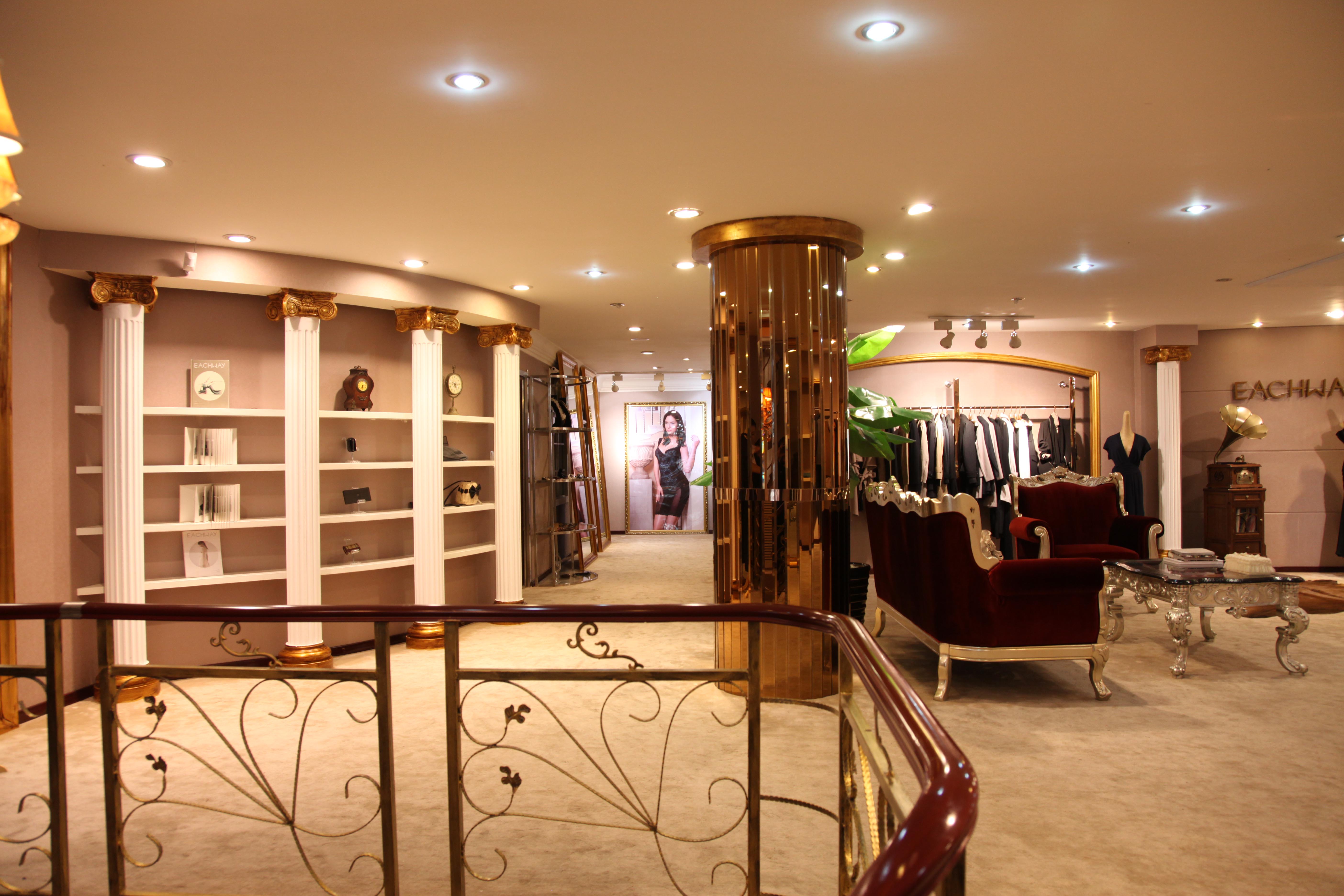 全称为"通辽ep雅莹时尚生活馆",主要销售"雅莹"品牌女装,并以顾问式