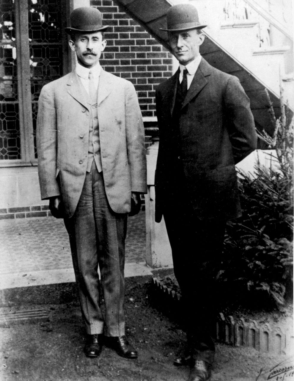 brothers)是美国著名的发明家,哥哥是威尔伯·莱特(wilbur wright