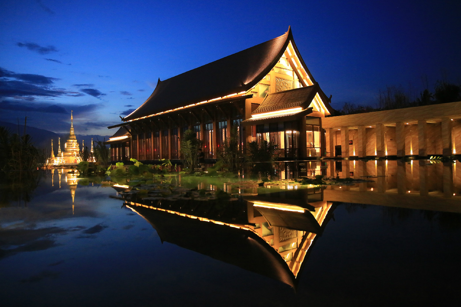 的水陆两栖综合性主题乐园,三家星级酒店组合而成的山地度假酒店群