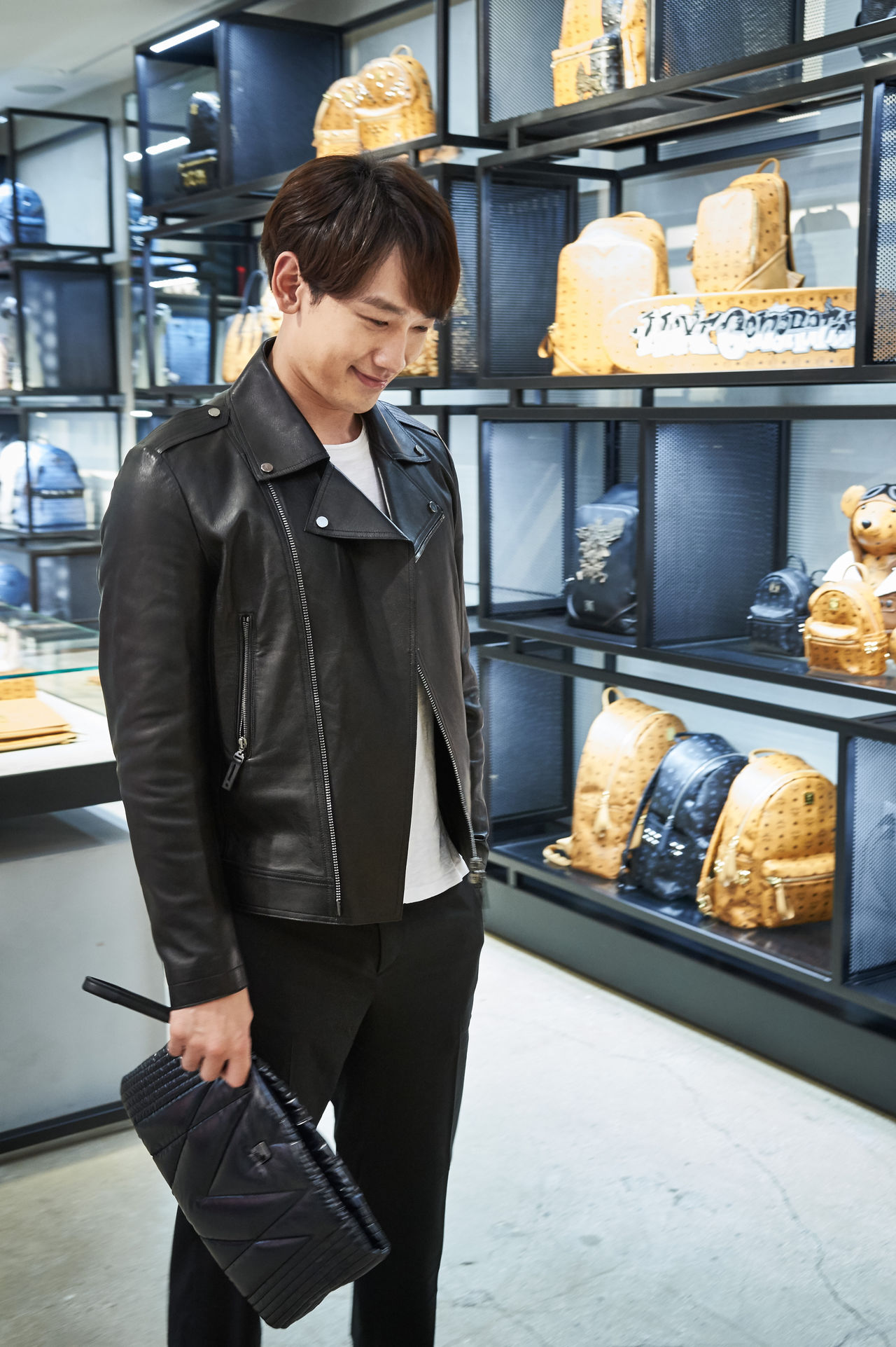  p>郑智薰(rain),1982年6月25日出生于韩国首尔,韩国流行男歌手,演员